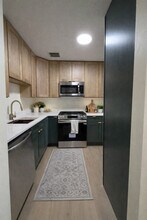 16W481 Lake Dr in Willowbrook, IL - Building Photo - Building Photo