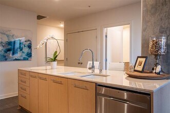 2323 N Houston St in Dallas, TX - Building Photo - Building Photo