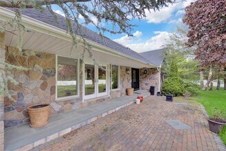 1719 Cedar Swamp Rd in Glen Head, NY - Building Photo - Building Photo
