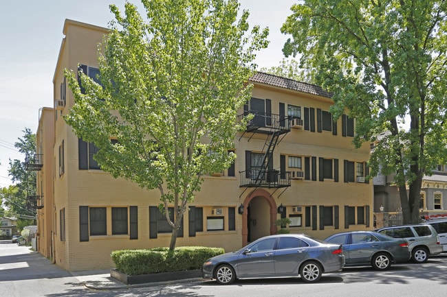Senator Place Apartments in Sacramento, CA - Building Photo - Building Photo