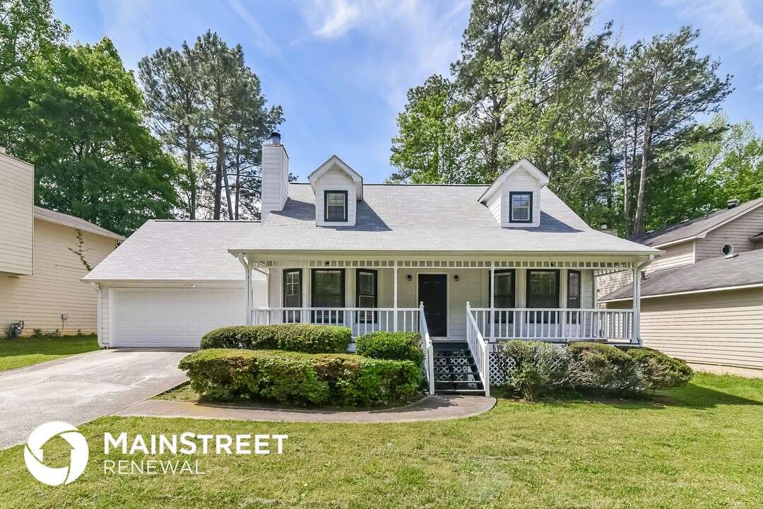 5923 Wellborn Trail in Lithonia, GA - Building Photo