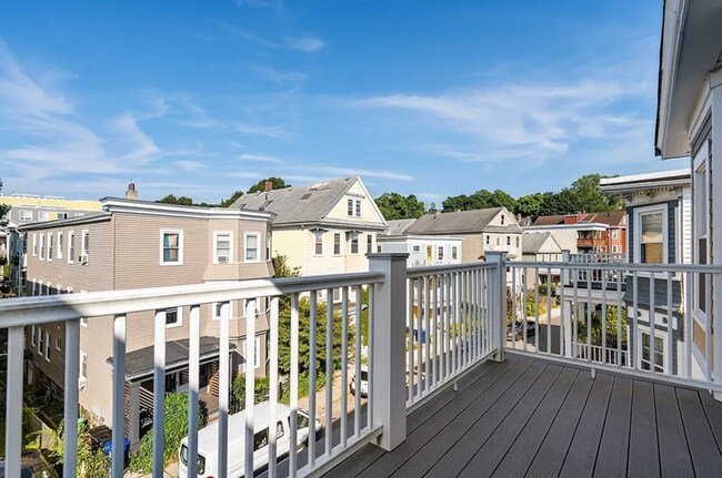 11 Woodlawn St, Unit 1 in Boston, MA - Building Photo - Building Photo