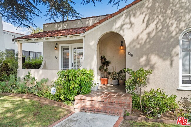 820 N Kilkea Dr in Los Angeles, CA - Building Photo - Building Photo