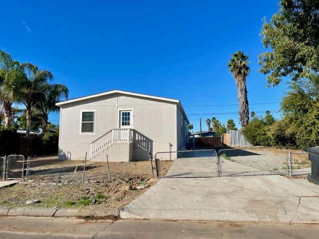 120 Diana St in Perris, CA - Building Photo