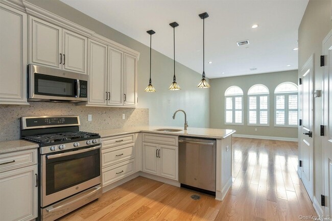 10 Wall St in Huntington, NY - Building Photo - Building Photo