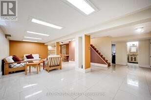 4450 Mayflower Dr in Mississauga, ON - Building Photo