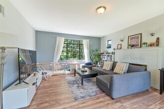 1238 NE 112th St in Miami, FL - Foto de edificio - Building Photo