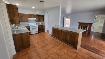 2204 Bradley Ave in Bakersfield, CA - Building Photo