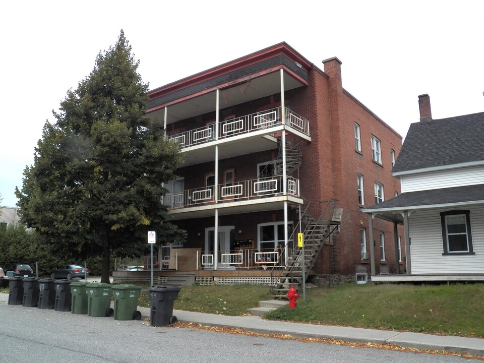 88-94 Gillespie Rue in Sherbrooke, QC - Building Photo