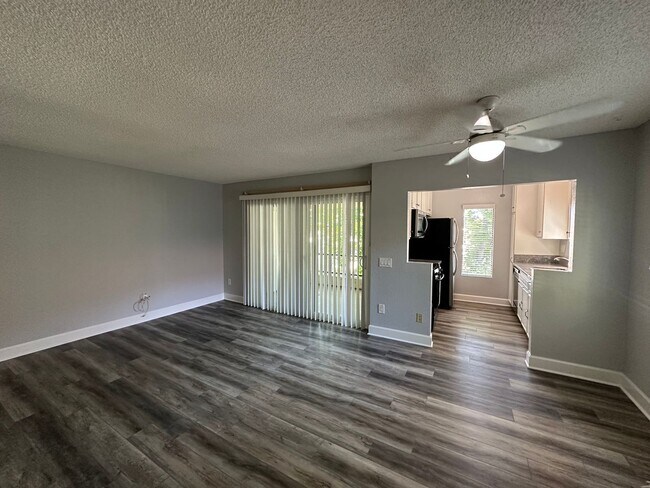 8355 Capricorn Way in San Diego, CA - Foto de edificio - Building Photo