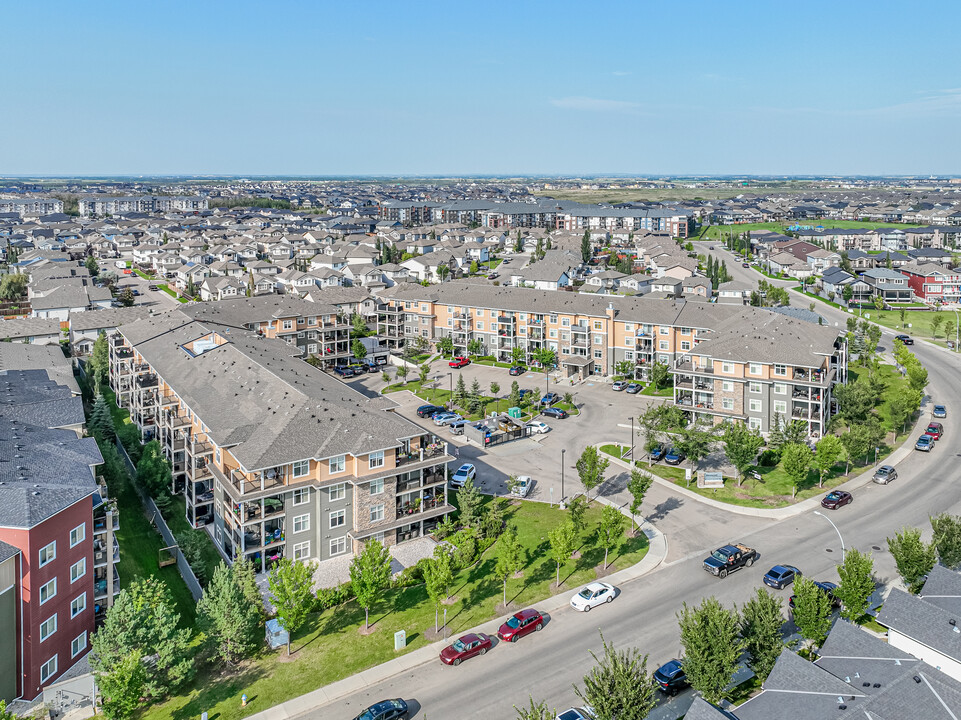 6070-6076 Schonsee Way NW in Edmonton, AB - Building Photo