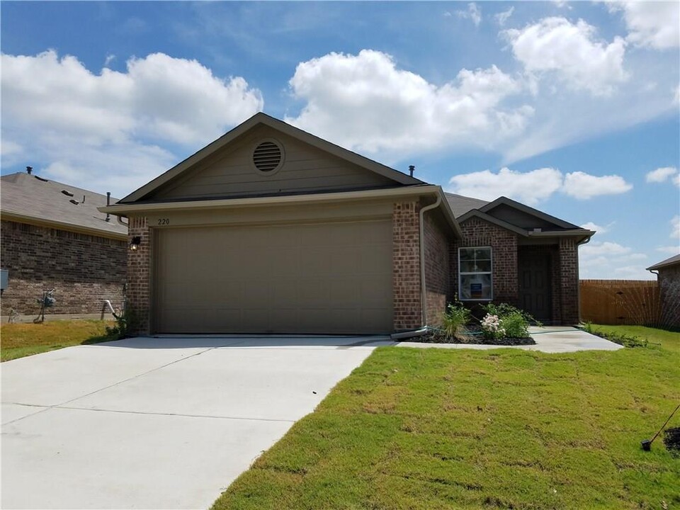 220 Northern Flicker St in Kyle, TX - Foto de edificio