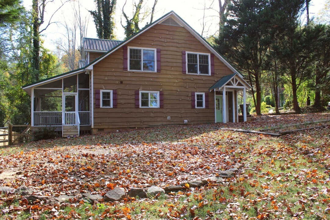 306 Daniel Dr in Laurel Park, NC - Building Photo