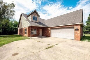 1834 W Creekmore Dr in Fayetteville, AR - Building Photo