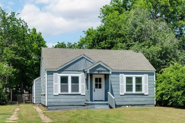 property at 807 SW Jefferson Ave