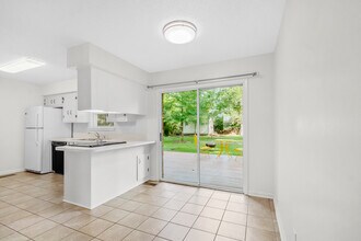 840 W Davis St in Fayetteville, AR - Foto de edificio - Building Photo