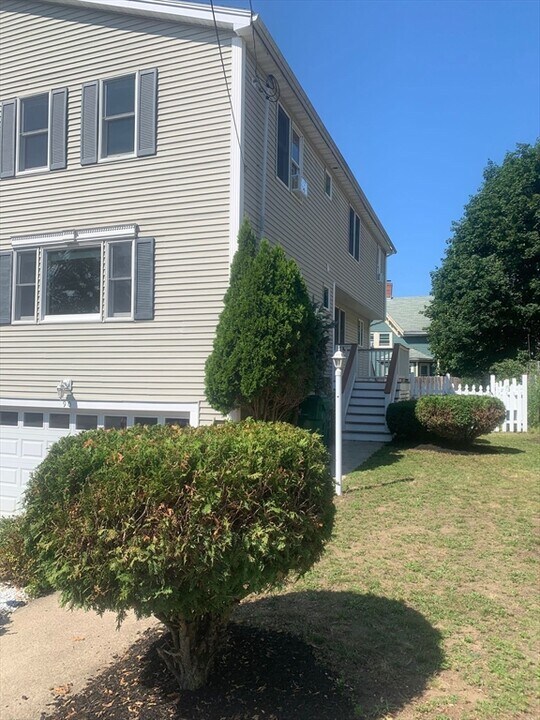 90 Monument St in Medford, MA - Building Photo