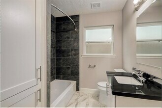 4627 Maple St in Bellaire, TX - Building Photo - Building Photo