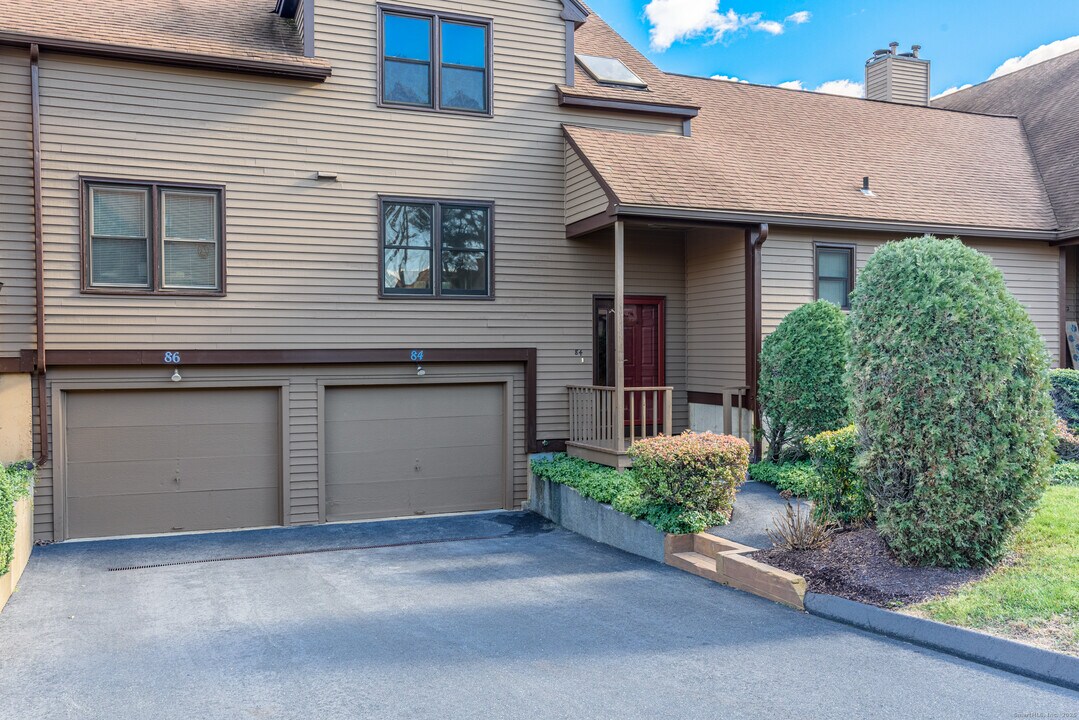 84 Stillmeadow Cir in Monroe, CT - Building Photo