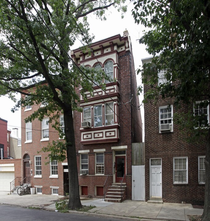 237 Christian St in Philadelphia, PA - Building Photo