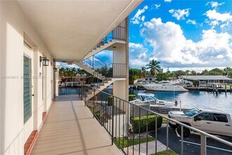 440 Paradise Isle Blvd in Hallandale Beach, FL - Building Photo - Building Photo