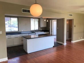 3242 E Camelback Rd-Unit -207 21133626 - Locat in Phoenix, AZ - Building Photo - Building Photo