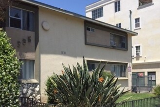 4335 Ventura Canyon Ave in Sherman Oaks, CA - Foto de edificio - Building Photo