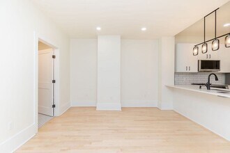 216 Princeton St, Unit 2 in Boston, MA - Foto de edificio - Building Photo