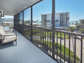 2170 Gulf Shore Blvd N in Naples, FL - Foto de edificio - Building Photo