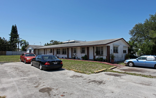 6120 SW 27th St in Miramar, FL - Foto de edificio - Building Photo