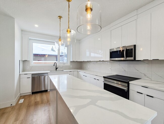 1902 Grand Oaks Dr SW in Calgary, AB - Building Photo - Building Photo