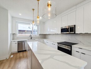 1902 Grand Oaks Dr SW in Calgary, AB - Building Photo - Building Photo