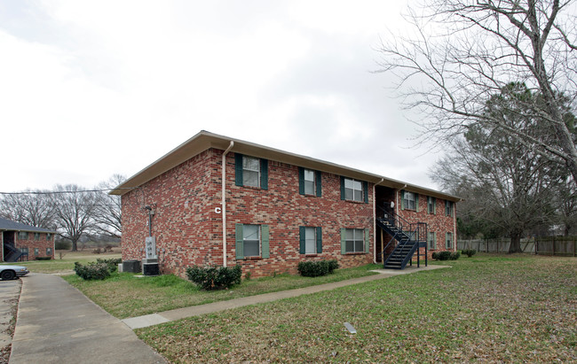 Royal Estates Apartments in Canton, MS - Building Photo - Building Photo