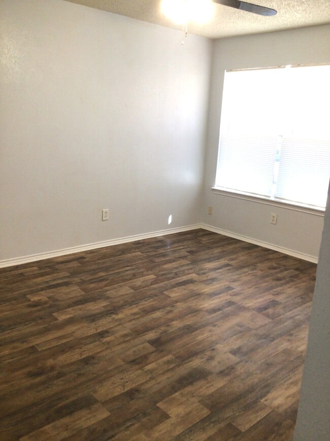 304 E Oakdale St, Unit B in Keene, TX - Foto de edificio - Building Photo