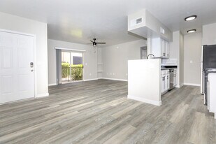 Vertical East Apartments in Tucson, AZ - Building Photo