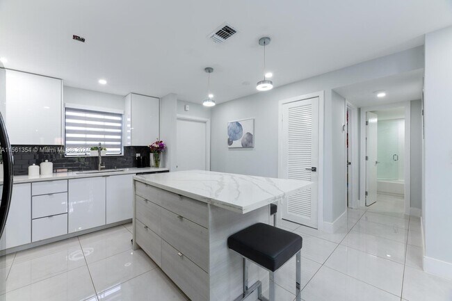 3351 NW 85th Ave in Coral Springs, FL - Foto de edificio - Building Photo