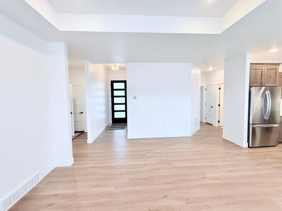 203 Strathmore Ln in Cedar City, UT - Building Photo