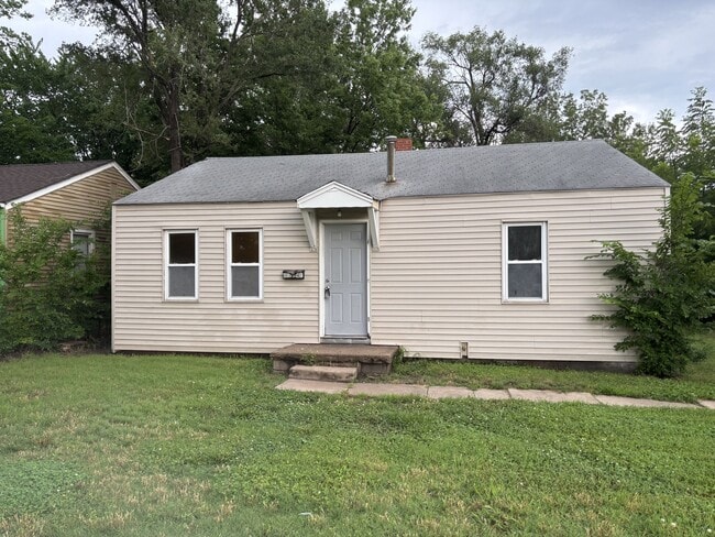 property at 1738 N Poplar Ave