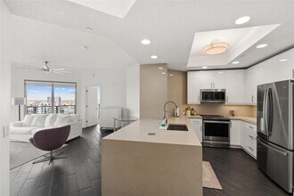 1209 E Cumberland Ave in Tampa, FL - Foto de edificio - Building Photo