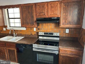 28 Deedre Ln in Glassboro, NJ - Foto de edificio - Building Photo