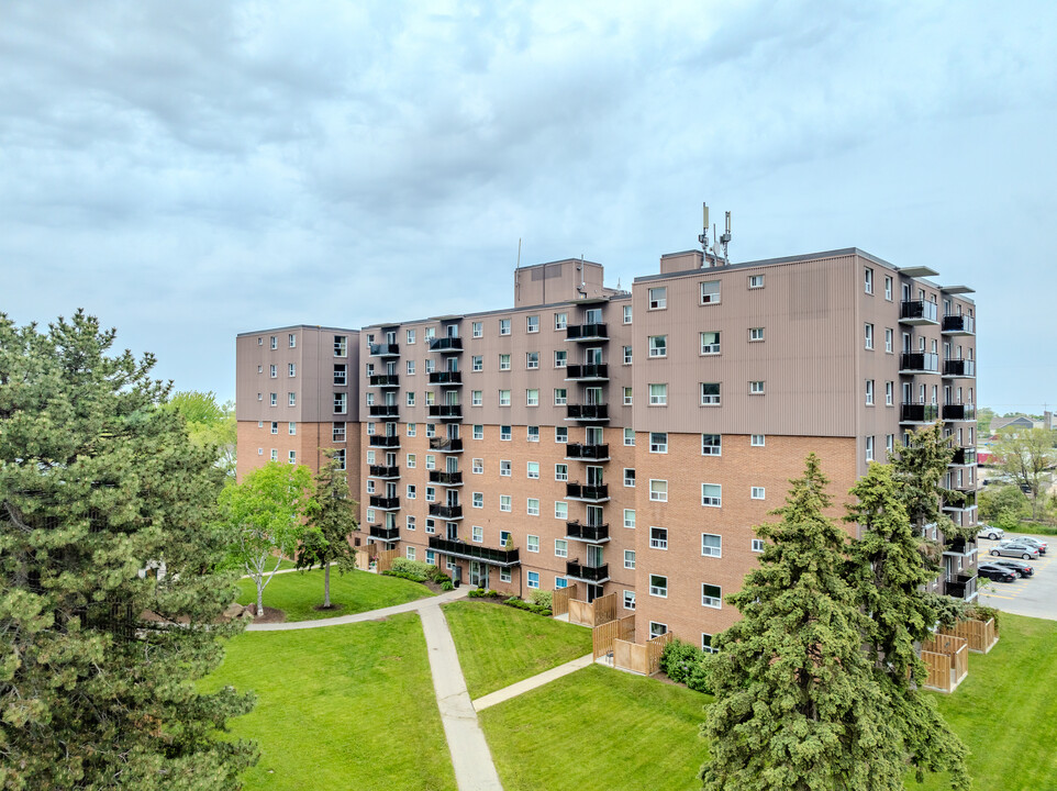 Slessor Boulevard in Grimsby, ON - Building Photo