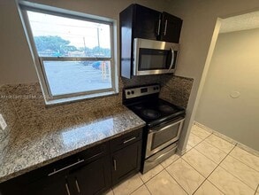 2721 NW 23rd Ct in Miami, FL - Building Photo - Building Photo