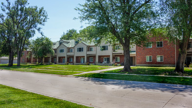 Center Oaks Apartments in Lincoln, NE - Building Photo - Building Photo