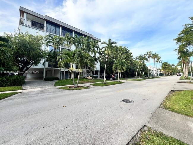155 Sunrise Dr in Key Biscayne, FL - Building Photo - Building Photo