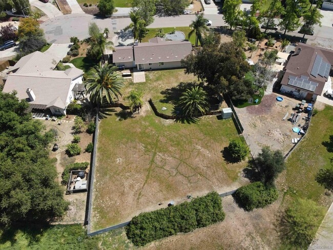 16328 Bassett Ct in Ramona, CA - Foto de edificio - Building Photo