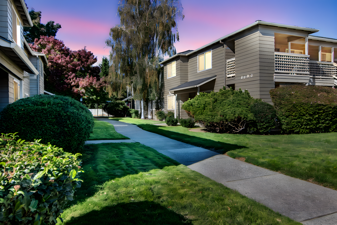 Poplar Village in Medford, OR - Building Photo