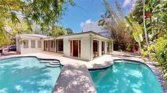 2490 Trapp Ave in Miami, FL - Building Photo