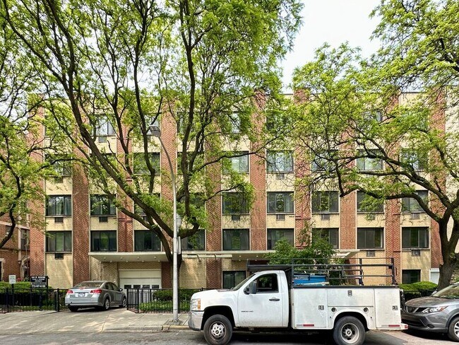 property at 540 W Roscoe St