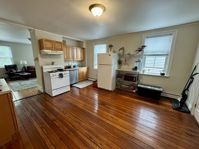 417 Atwells Ave, Unit 2 in Providence, RI - Building Photo - Building Photo