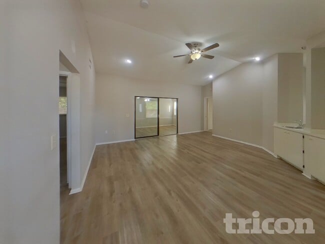 1203 70th Dr E in Sarasota, FL - Foto de edificio - Building Photo